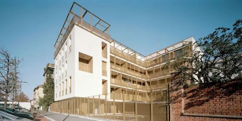 Panoramic view of the façade with expanded metal mesh parapets