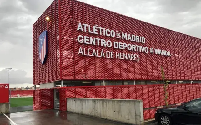 Front facade in expanded metal mesh painted red 