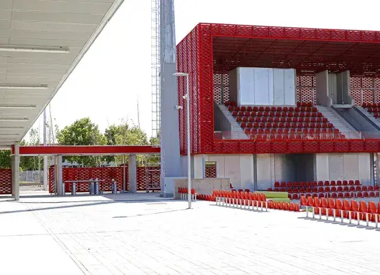 Fence and wall coverings in expanded metal painted red