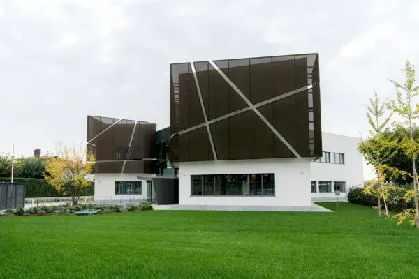 Facade view from the green lawn